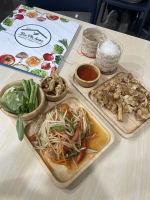 Papaya salad & crispy chicken (our 2nd order cos we couldn’t get enough of the chicken!)  at Bai Plu House in Bangkok