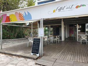 Terrasse avec vie sur l'étang du ponant. at L'Effet Vert in La Grande-motte