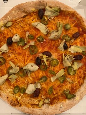 Pizza mit Jalapenos, Oliven, Artischocken und veganem Käse at Pizza Oscar in Vienna