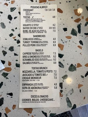 Few vegan opties: tostas with tomato, bowl de acaí en toast with tomatoes and avocado, a cookie and bananabread  at Milkees in Lisbon