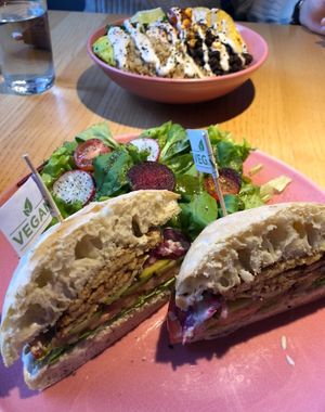 bowl e sandwich con tempeh perfetti per un lunch total vegan e low cost dai colori vivaci:)  at RoseHip Bistro - Pylimo in Vilnius