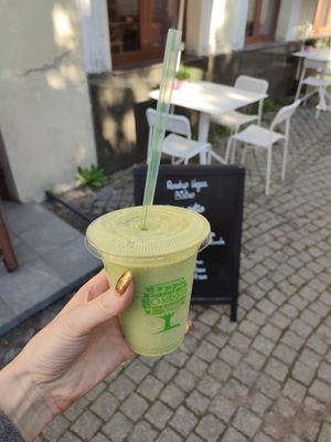 Spinach, pineapple, ginger and maca smoothie to go at RoseHip Bistro - Pylimo in Vilnius