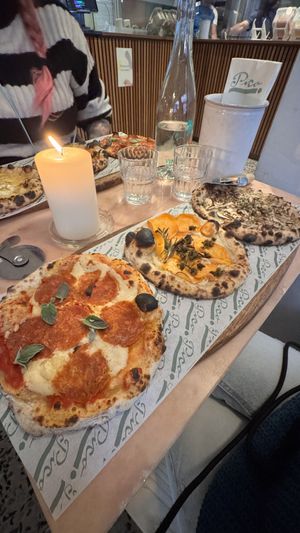 Opciones de pizza veganas, peperonni, boniato y trufa. Había unas 5 opciones.   at Pico Pizza - Nørrebro in Copenhagen