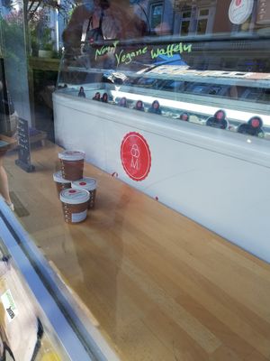 Neu - Vegane Waffeln at Frau Meis Eisladen in Hamburg