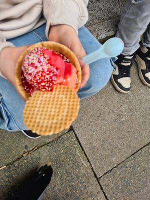 HimbeerBanane & Erdbeersauce at Frau Meis Eisladen in Hamburg