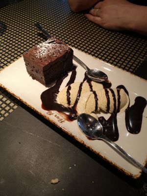 Veganer Schokokuchen "Sir Choc-a-lot" mit Vanilleeis at Peter Pane in Muenster