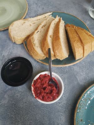 Brood met bietenhummus en olijfolie. at Colors in Wageningen