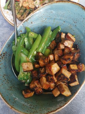 Salade met tofu en noedels at Colors in Wageningen