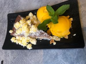 Vegan bounty taart met erg lekker mango ijs  at Colors in Wageningen