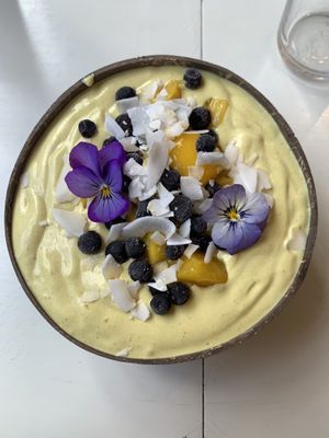 Mango love smoothie bowl  at Eko-Logiskt konceptcafé in Falkenberg