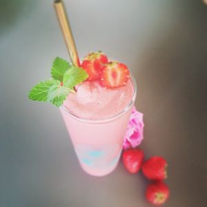 Pink pitaya smoothie with strawberries & other goodies at Eko-Logiskt konceptcafé in Falkenberg