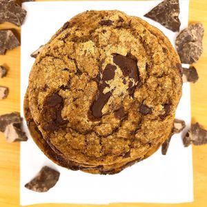 Sabe aquele cookies americano crocante por fora e com recheio macio repleto de pedacinhos de chocolate?
Agora você pode experimentar esta delicia sem lactose com gotas de chocola at Marjhan Culinaria Vegana in Porto Alegre