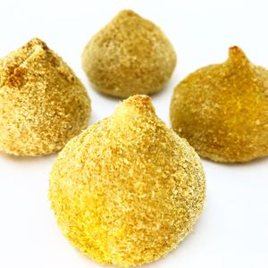 Coxinha fit de carne de jaca. Massa crocante sem glúten a base de batata doce envolta em farinha de linhaça recheada com carne de jaca verde.
 at Marjhan Culinaria Vegana in Porto Alegre