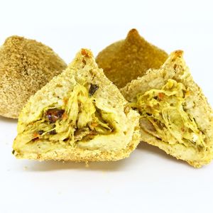 Massa crocante sem glúten a base de batata doce envolta em farinha de linhaça recheada com carne de jaca verde.
Produto comercializado congelado ou assado. at Marjhan Culinaria Vegana in Porto Alegre