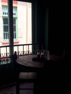 Luz espetacular, janelas grandes at Oak's Burritos in Porto Alegre