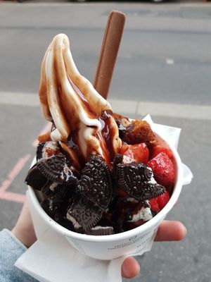 Frozen Yohurt with Strawberries, Oreos, Banana bread and chocolate sauce at YOMARO - Domstrasse in Wurzburg