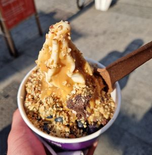 Luve mit Erdnusssoße, Schokostreusel, Heidelbeeren und Haselnüssen at YOMARO - Domstrasse in Wurzburg