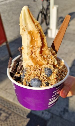 Luve mir Oreo, Heidelbeeren, Haselnüssen und Erdnusssoße at YOMARO - Domstrasse in Wurzburg
