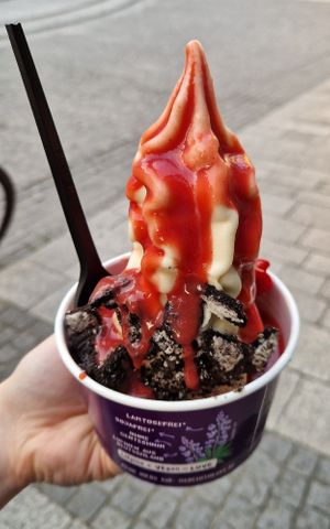 Toppings: Erdbeersoße, Oreokekse, Erdbeeren und geröstete Haselnüsse at YOMARO - Domstrasse in Wurzburg