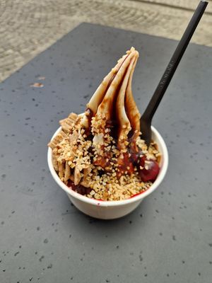 Toppings: Mini Zimtos, vanille Kirschen & geröstete Haselnüsse mit Schokosoße at YOMARO - Domstrasse in Wurzburg