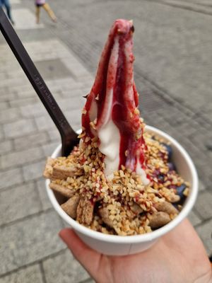 Himbeersauce, Zimtos, Heidelbeeren & geröstete Haselnüsse at YOMARO - Domstrasse in Wurzburg