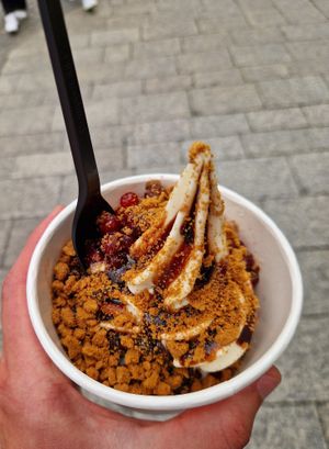 Johannisbeeren, Biskoff Kekse, Schokosauce at YOMARO - Domstrasse in Wurzburg