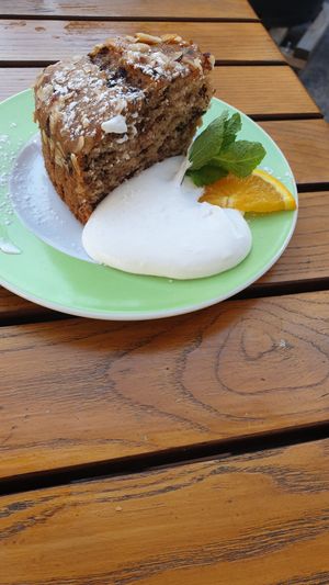 schoko bananen Kuchen at Green Flamingo in Innsbruck