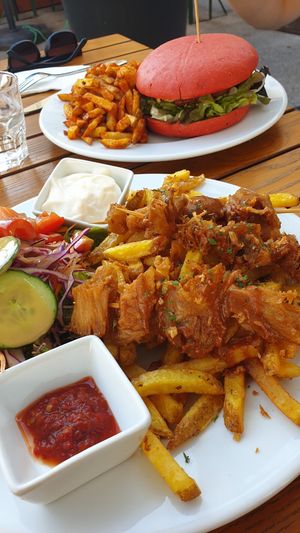 the dutch (im vordergrund) & flamino burger (dahinter) at Green Flamingo in Innsbruck