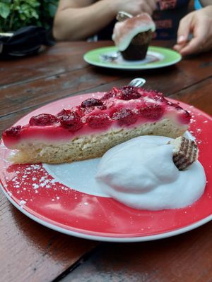 Himbeer nuss kuchen at Green Flamingo in Innsbruck