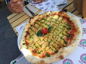 Pizza mit pesto at Green Flamingo in Innsbruck