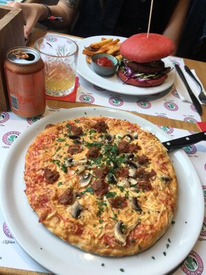 Pizza primavera and the flamingo burger 🤤 at Green Flamingo in Innsbruck