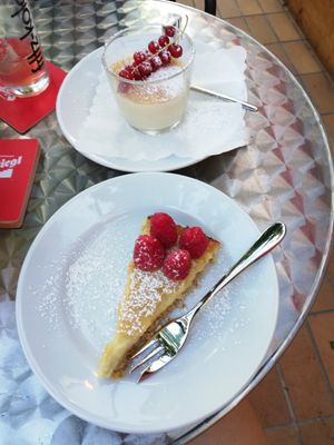 cheesecake and cremebrulet at Green Flamingo in Innsbruck