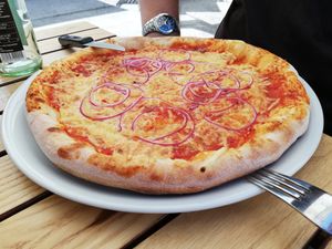 pizza with onions and garlic  at Green Flamingo in Innsbruck