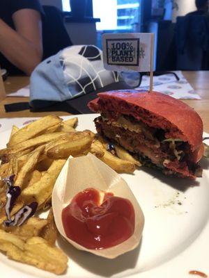 The Flamingo Burger based on a „Moving Mountain Patty“ - bad picture best Taste! 🤪 at Green Flamingo in Innsbruck