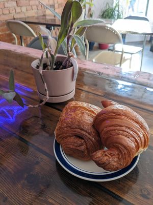 Viennoiseries véganes d'une boulangerie locale (Croissant Croissant) at Paquebot - Mont-Royal in Montreal
