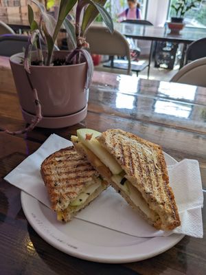 Grilled cheese compotée d'oignons et pomme at Paquebot - Mont-Royal in Montreal