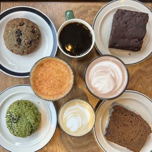 Full table   at Paquebot - Mont-Royal in Montreal