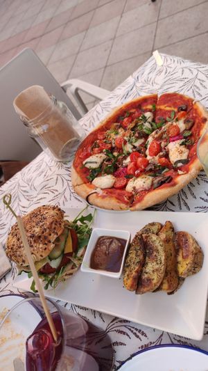 Hamburguesa y pizza con burrata at VEGA - Alamo in Madrid