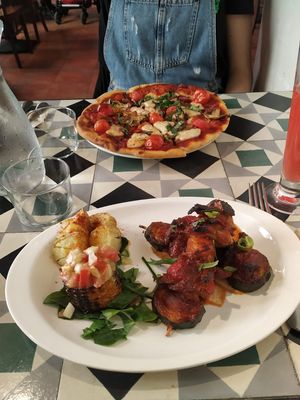 Brochetas de heura y pizza at VEGA - Alamo in Madrid