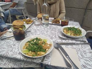 Pad thai y hamburguesas at VEGA - Alamo in Madrid