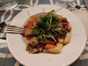 Ñoquis con boloñesa, champiñones, berenjenas, rúcula y "parmesano" del menú at VEGA - Alamo in Madrid