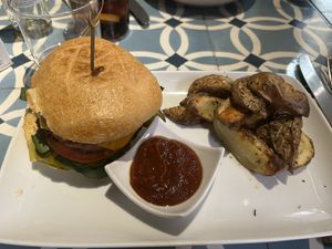 hamburguesa de guisantes ahumados  at VEGA - Alamo in Madrid