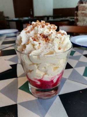 mousee de chocolate blanco at VEGA - Alamo in Madrid