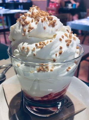 Mousse de chocolate blanco at VEGA - Alamo in Madrid