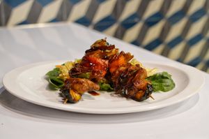 Brochettes of heura, zuchini and peppers with tonkatsu sauce and coleslaw at VEGA - Alamo in Madrid