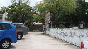 Free parking spaces in front of café at JanxDen Greenlife Cafe in Penang