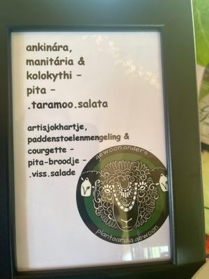 Bij alle gerechten worden bordjes geleverd met uitleg at Gewoon.Anders in Ghent