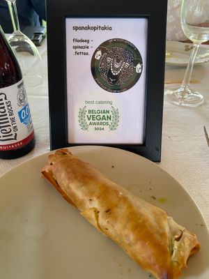Spanakopitakia, een heerlijk filodeeg voorgerechtje met een heerlijke spinazie / vegan feta vulling at Gewoon.Anders in Ghent