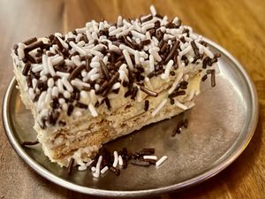 Grootmoederskoek (gemetste taart van laagjes petit-.beurree.-koekjes & crème au .beurree. afgewerkt met witte & zwarte hagelslag) (Menu voor benefiet tvv dierenasiel Sulala in Gaz at Gewoon.Anders in Ghent