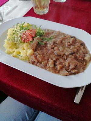 Spanyol gomba - Spanish mushroom ragout with rosemary potato at Walzer Etterem es Panzio in Velence